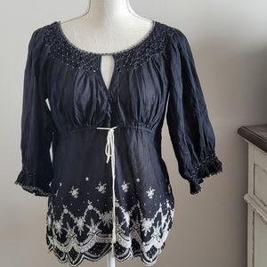 Black and white applique 1/2 sleeves blouse